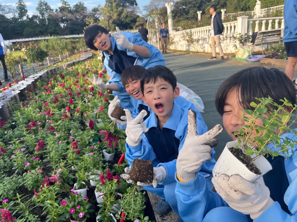 生田緑地ばら苑にてJAセレサ川崎様、川崎市立平中学校の生徒と一緒に花壇つくりをしました！