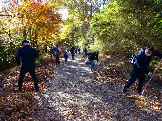 動きだしたら体がポカポカ。(万福寺さとやま公園清掃活動)